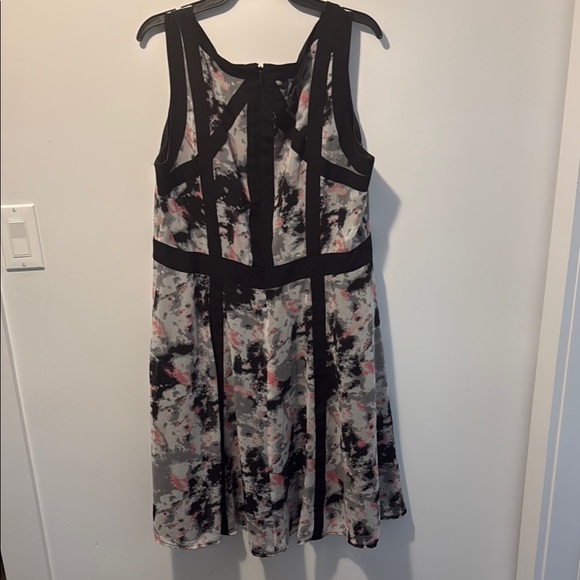 Elegant Black and Pink Women's Dress - Picture 4 of 4